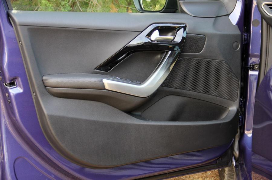  Peugeot 208 5-Door 2012 года  (фото 10 из 73)